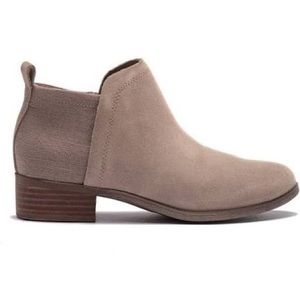 Toms Deia Boots Size 11. Color taupe